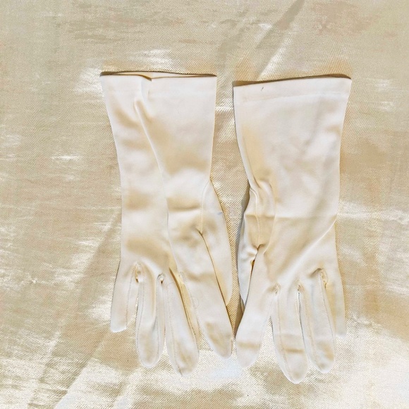 GLOVES, ABOVE WRIST, WHITE, SIZE 8, COTTON, NO LINING, MAYBE WORN TWICE - Picture 2 of 2